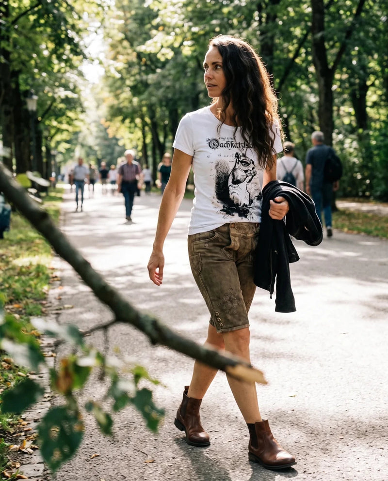 DORLE Damen-Shirt Weiß am Model auf der Allee – Hangowear