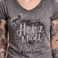 DOTTIE Damen-Shirt Grau Druckdetail am Model – Hangowear