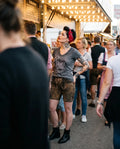 DOTTIE Damen-Shirt Grau am Model am Imbissstand – Hangowear