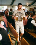 DURST BLEIBT Herren-Shirt Grau am Model im Festzelt – Hangowear