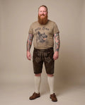 FEIKO Herren-Shirt Hellbraun am Model, Vorderansicht – Hangowear