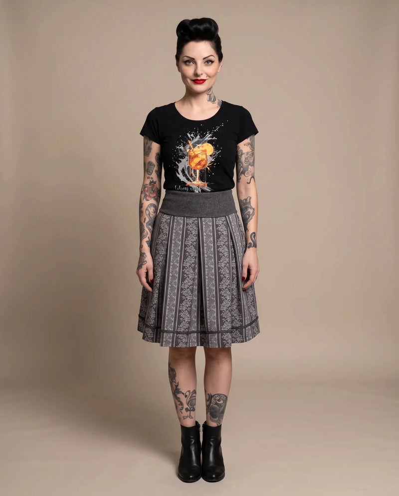 FENJA Damen-Shirt Schwarz am Model, Vorderansicht – Hangowear