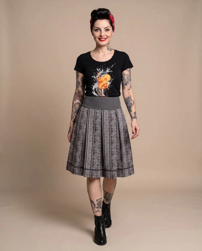 FENJA Damen-Shirt Schwarz am Model in Bewegung – Hangowear