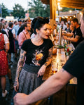 FENJA Damen-Shirt Schwarz am Model an der Bar – Hangowear