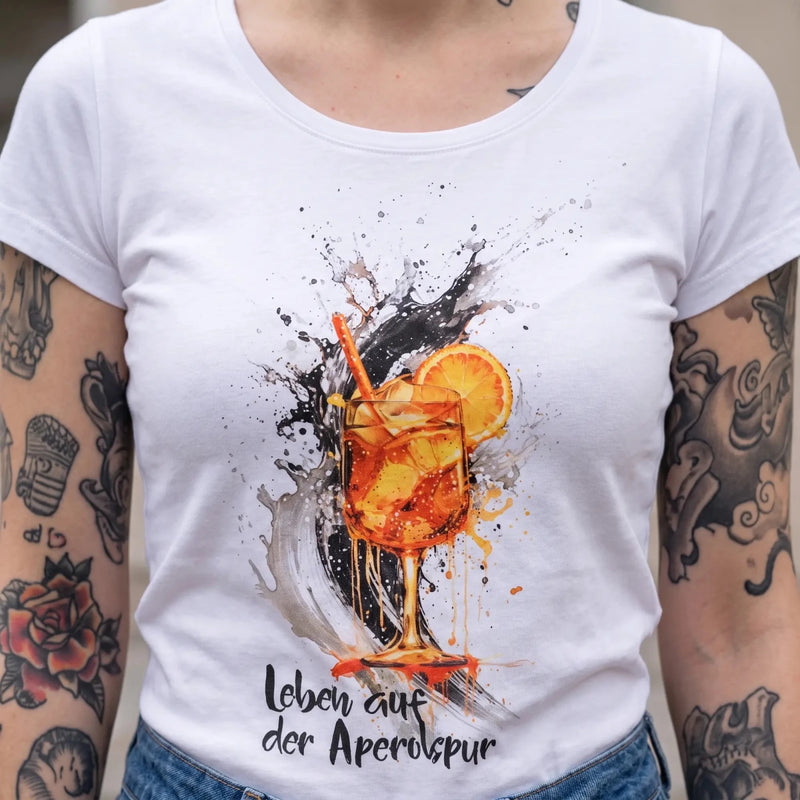 FENJA Damen-Shirt Weiß Druckdetail am Model – Hangowear