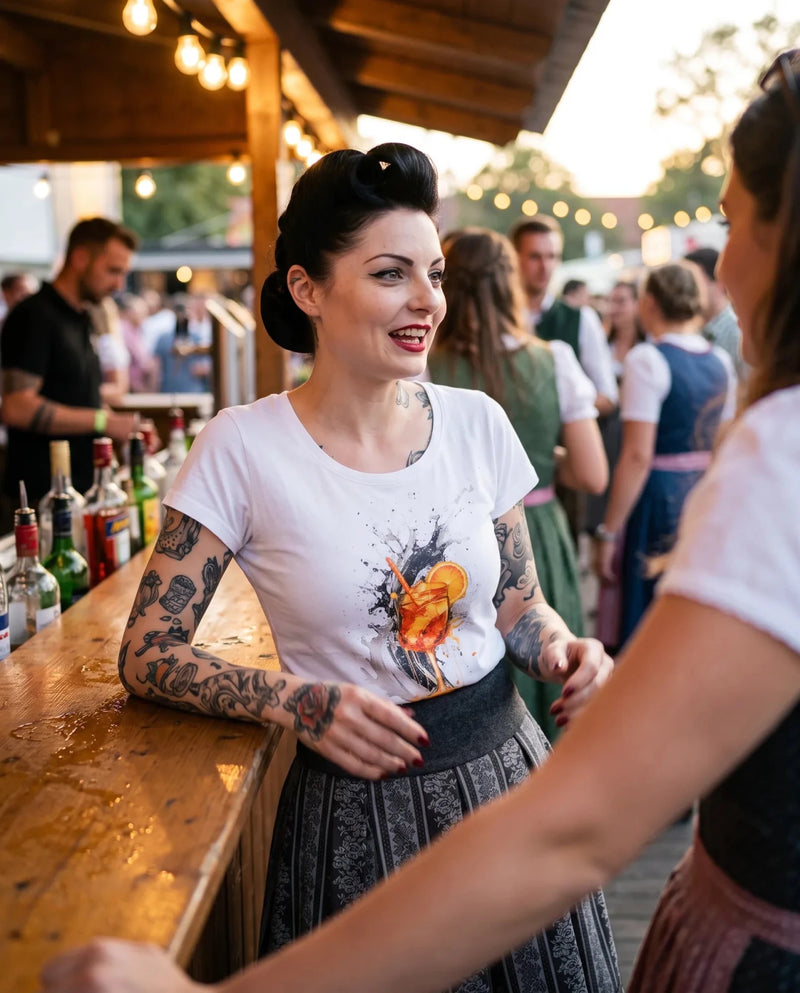 FENJA Damen-Shirt Weiß am Model an der Bar – Hangowear