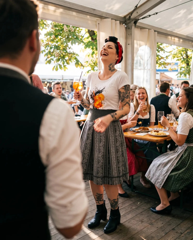FENJA Damen-Shirt Weiß am Model auf der Bierbank – Hangowear