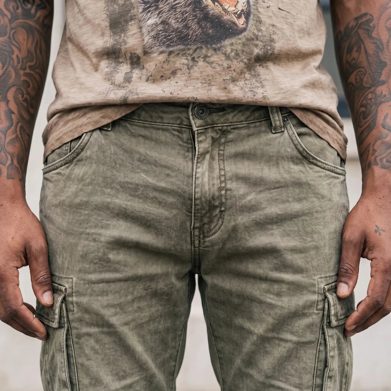 HECTOR CARGO Herren-Hose Army Detailansicht am Model – Hangowear