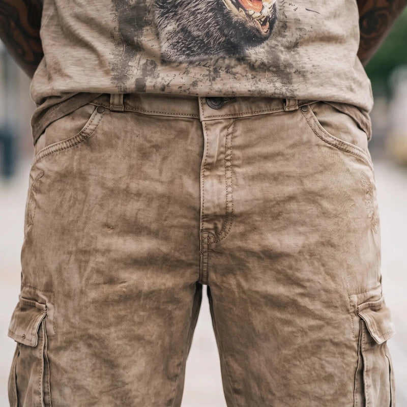 HECTOR CARGO Herren-Hose Schlamm Detailansicht am Model – Hangowear