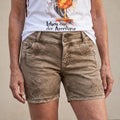 HENDRINA LONG-SHORT Damen-Hose Schlamm Detailansicht am Model – Hangowear
