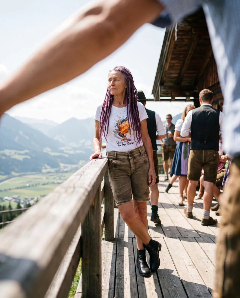 HENDRINA LONG-SHORT Damen-Hose Schlamm am Model auf der Hüttenterrasse – Hangowear