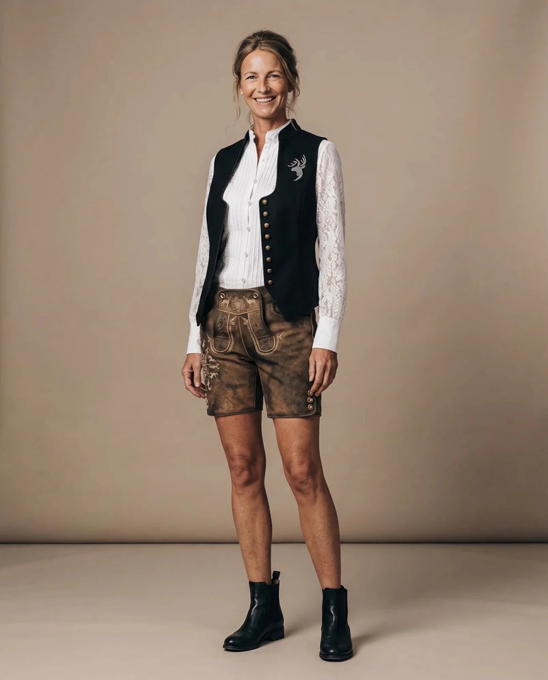 JAMILA SCHWARZ Damen-Weste Schwarz am Model, Vorderansicht – Hangowear