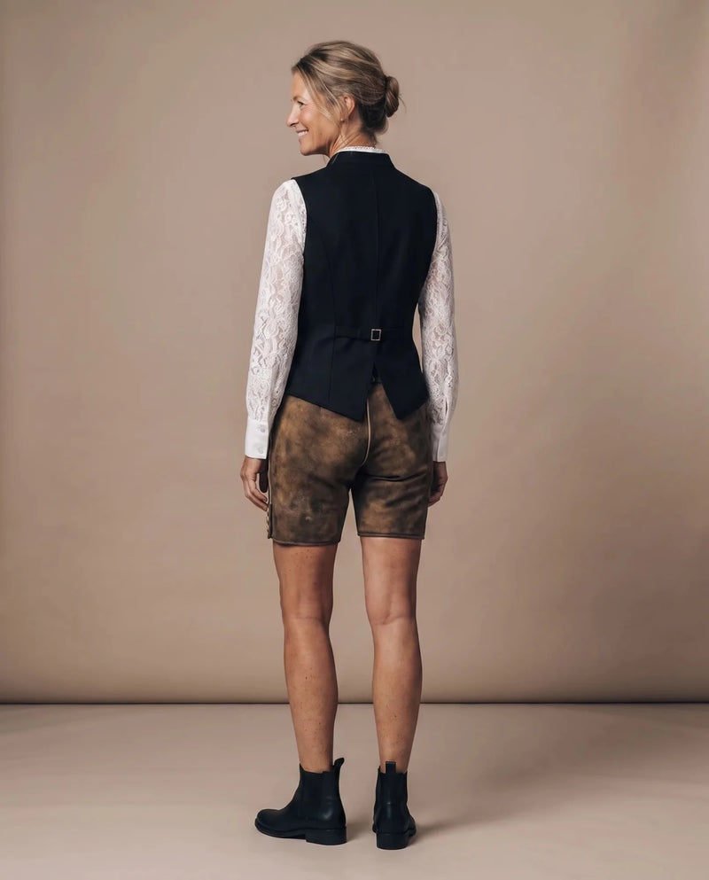 JAMILA SCHWARZ Damen-Weste Schwarz am Model, Rückansicht – Hangowear