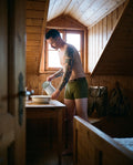 KIRK Herren-Wäsche Oliv am Model im Hüttenzimmer am Morgen – Hangowear