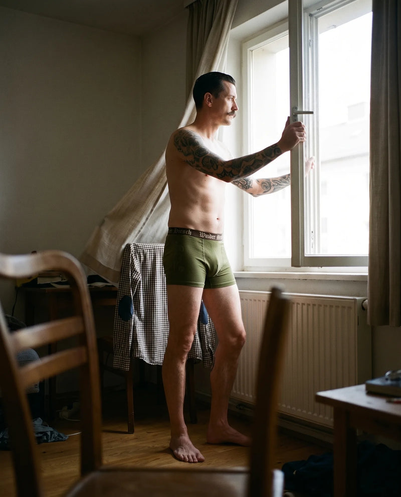 KIRK Herren-Wäsche Oliv am Model am Fenster – Hangowear