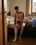 KIRK Herren-Wäsche Schwarz am Model beim Anziehen am Morgen – Hangowear