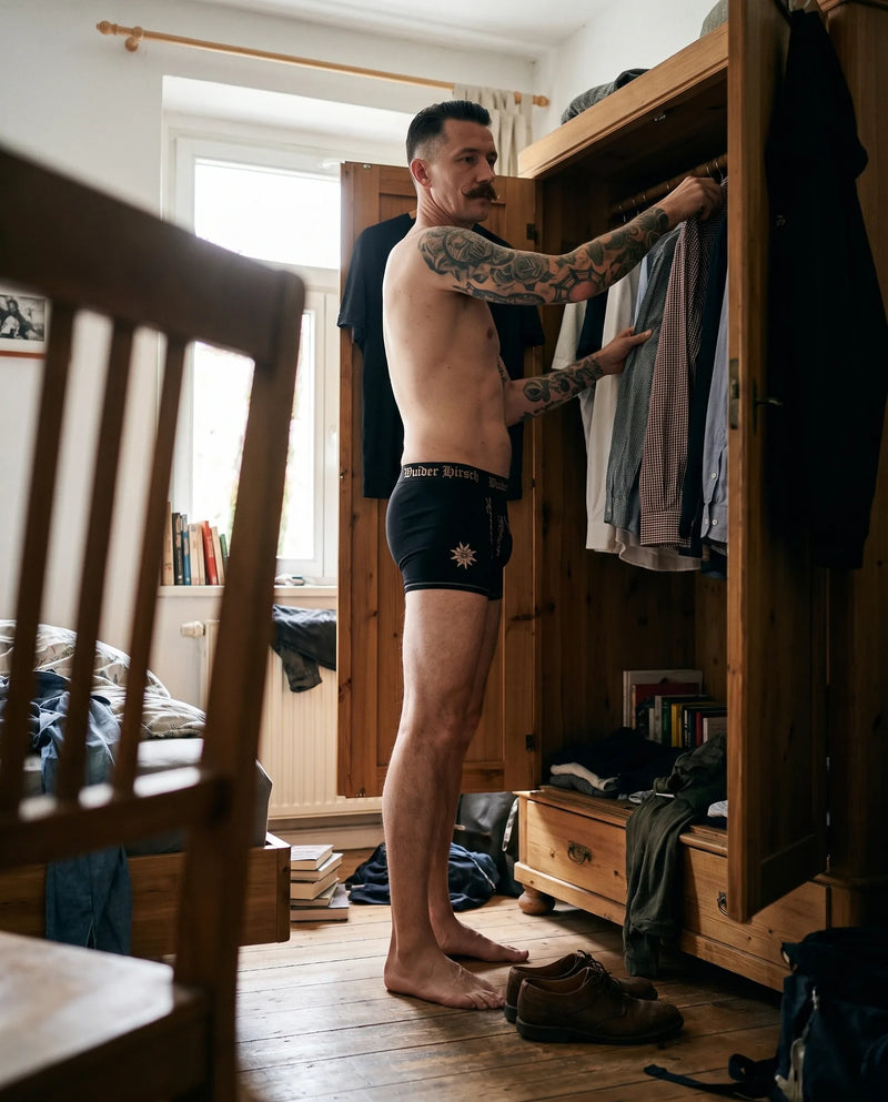 KIRK Herren-Wäsche Schwarz am Model vor dem Kleiderschrank – Hangowear