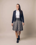 LARA Damen-Jacke Dunkelblau am Model in Bewegung – Hangowear