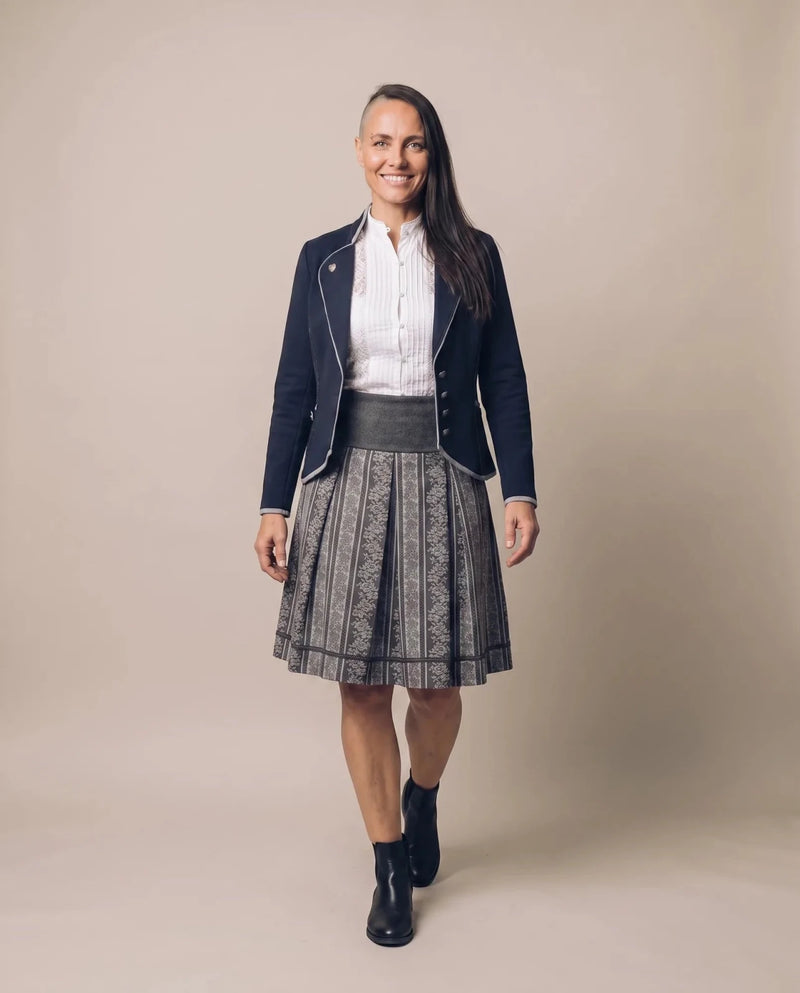 LARA Damen-Jacke Dunkelblau am Model in Bewegung – Hangowear