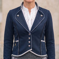 LARA Damen-Jacke Dunkelblau Detailansicht am Model – KI-generiertes Bild – Hangowear