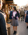 LARA Damen-Jacke Dunkelblau am Model auf dem Herbstmarkt – Hangowear