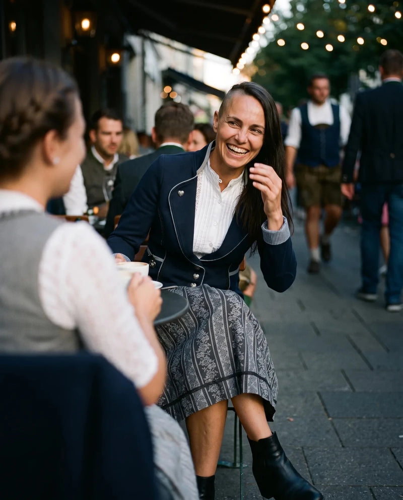 LARA Damen-Jacke Dunkelblau am Model am Tisch im Freien – KI-generiertes Bild – Hangowear