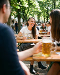 MARGA Damen-Shirt Weiß am Model im Biergarten – Hangowear