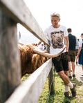 MERLIN Herren-Shirt Weiß am Model auf der Alm – Hangowear