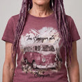 MILLA ROT Damen-Shirt Weinrot Druckdetail am Model – Hangowear
