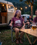 MILLA ROT Damen-Shirt Weinrot am Model auf dem Campingplatz – Hangowear
