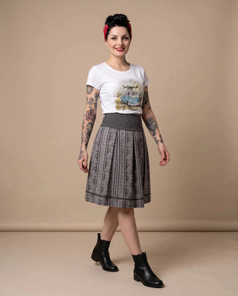 MILLA Damen-Shirt Weiß am Model in Bewegung – Hangowear