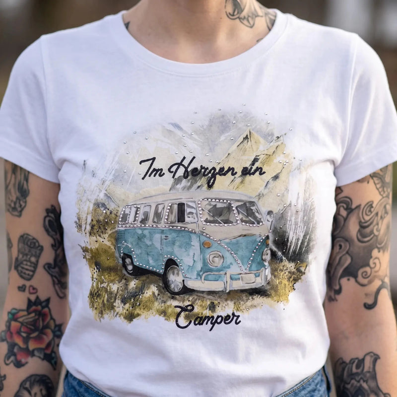 MILLA Damen-Shirt Weiß Druckdetail am Model – Hangowear