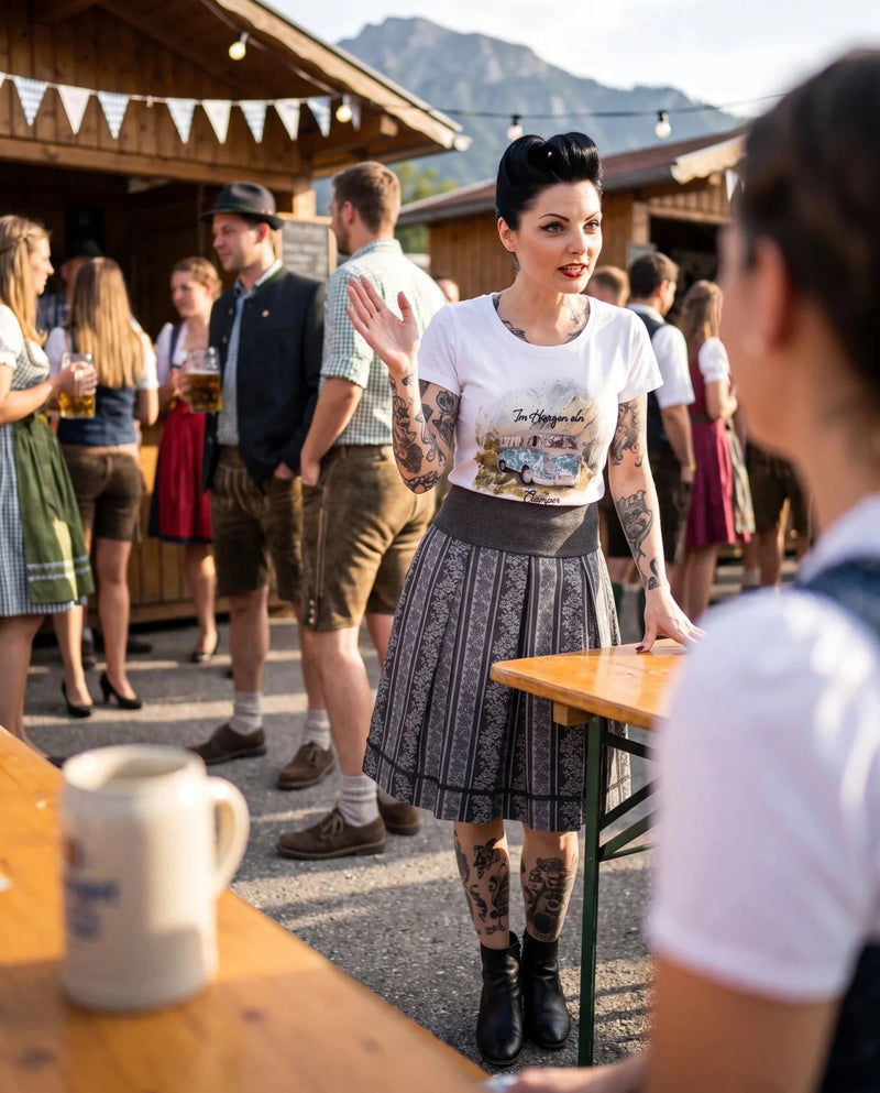 MILLA Damen-Shirt Weiß am Model auf dem Dorffest – Hangowear
