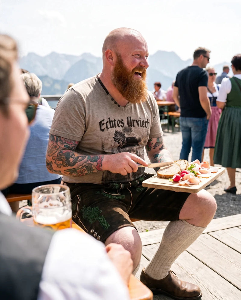MIRKO Herren-Shirt Greige am Model auf der Almterrasse – Hangowear