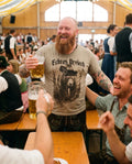 MIRKO Herren-Shirt Greige am Model im Festzelt – Hangowear