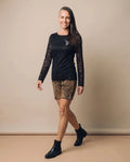 MISTY Damen-Shirt Schwarz am Model in Bewegung – Hangowear