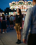 MISTY Damen-Shirt Schwarz am Model auf dem Volksfest – Hangowear