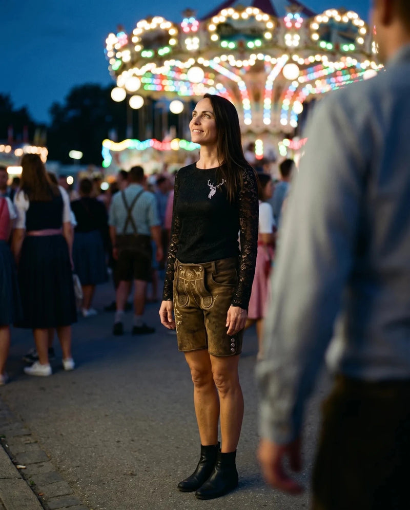 MISTY Damen-Shirt Schwarz am Model auf dem Volksfest – Hangowear