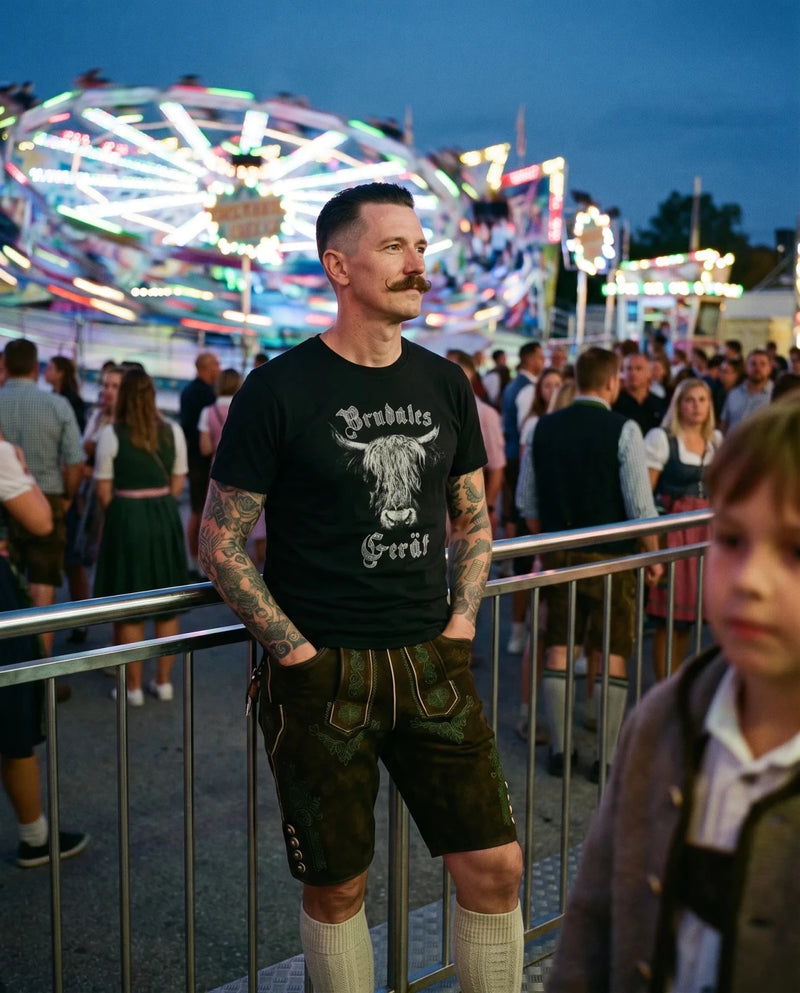 MONTY Herren-Shirt Schwarz am Model auf dem Festplatz – Hangowear