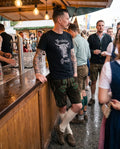 MONTY Herren-Shirt Schwarz am Model an der Bar – Hangowear