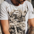 MORENO Herren-Shirt Weiß Druckdetail am Model – Hangowear