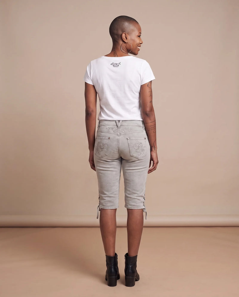 OVIDA BERMUDA Damen-Hose Hellgrau am Model, Rückansicht – Hangowear