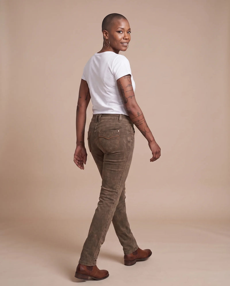 OVIDA CLASSIC Damen-Hose Schlamm am Model in Bewegung – Hangowear