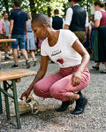OVIDA KNIEBUND Damen-Hose Pink am Model am Biergartentisch – Hangowear