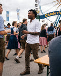 PERO Herren-Hemd Weiß am Model auf dem Festplatz – Hangowear