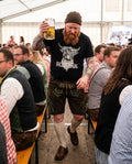 QANI MEN Herren-Shirt Schwarz am Model zwischen den Bierbänken – Hangowear