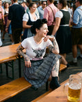 QUENTAYA WOMEN Damen-Shirt Weiß am Model auf der Bierbank – Hangowear