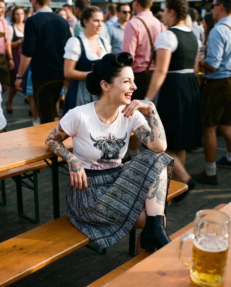QUENTAYA WOMEN Damen-Shirt Weiß am Model auf der Bierbank – Hangowear
