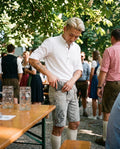 RALKO Herren-Hose Hellgrau am Model im Biergarten – Hangowear