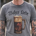 WAHRE LIEBE Herren-Shirt Grau Druckdetail am Model – Hangowear
